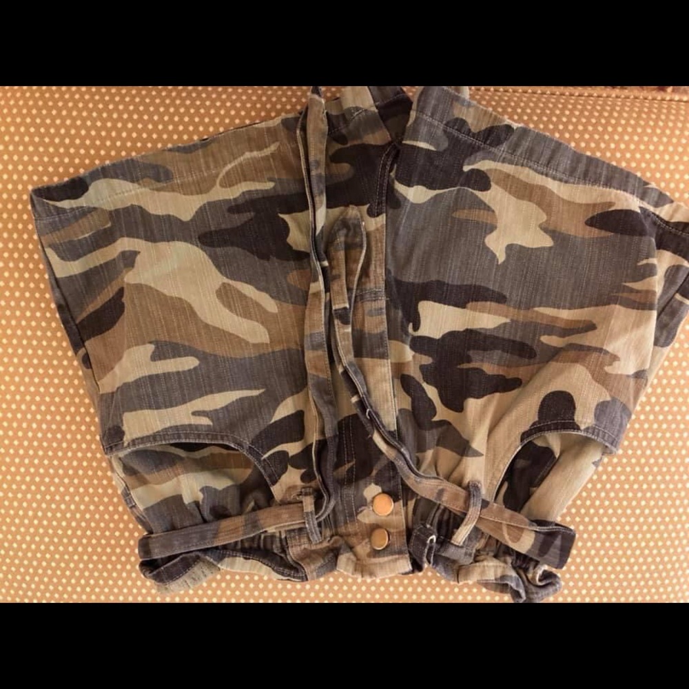 Small camo elastic tie waist shorts